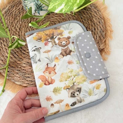 Capa de tecido com estampa de animais da floresta e fecho cinza com estrelas