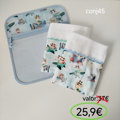 Conjunto de duas fraldas brancas e uma capa azul claro com desenhos de animais e aviões coloridos.