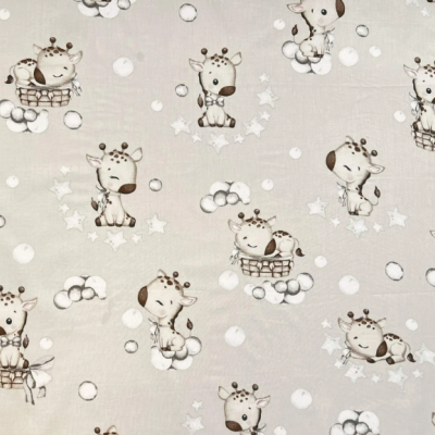 Tecido bege com padrão de girafas e nuvens brancas