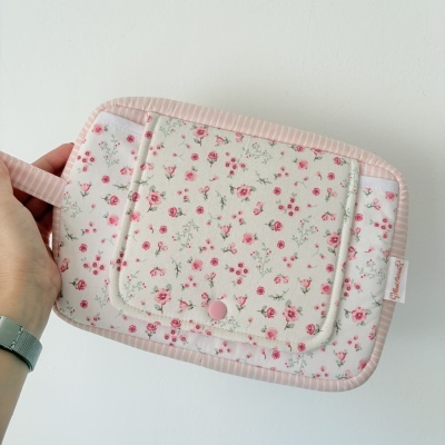 Bolsa pequena com padrão floral cor-de-rosa e alça de tecido riscado cor-de-rosa