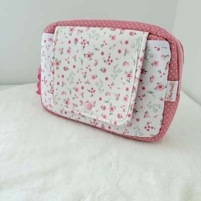 Bolsa de tecido floral rosa e branco com etiqueta Mama Printinhas