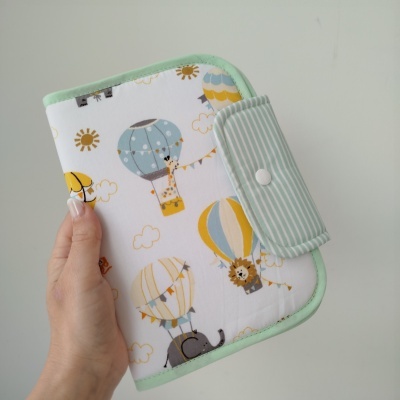 Carteira ou estojo de tecido com padrão de balões de ar quente azul, amarelo e cinza