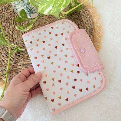 Carteira ou caderno tecido branco com corações coloridos e fecho rosa pó de arroz