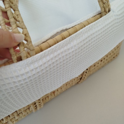 Cesto de vime com forro branco e alças trançadas