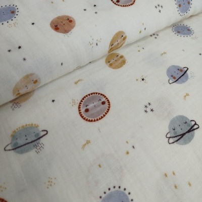 tecido branco com padrões de planetas sorridentes e estrelas em cores suaves