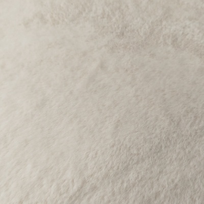 Tecido branco felpudo e macio com textura uniforme