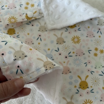Manta de bebé com padrão colorido e interior felpudo branco