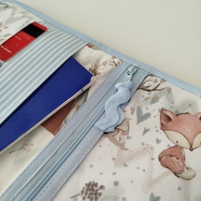 Organizador de documentos azul claro com padrão de raposa e fecho de correr