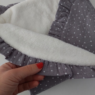 Pano de bebé cinzento com bolinhas brancas e interior felpudo branco
