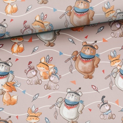 Tecido com estampado de ursos e raposas com penas em fundo bege claro