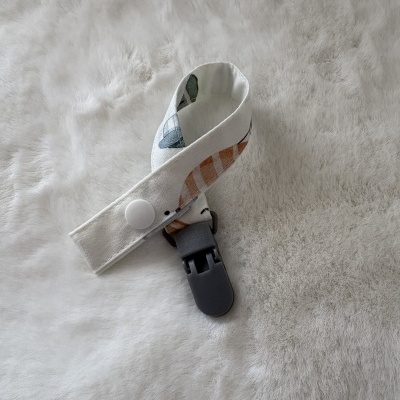 Suporte para chupeta com clip plástico e fita de tecido colorida