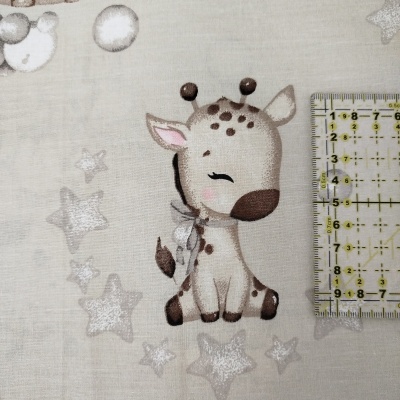 Tecido bege com padrão de girafa desenho animado e estrelas cinza
