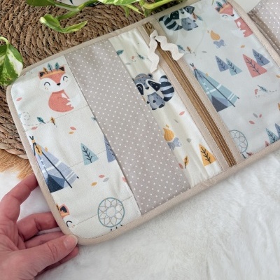 Carteira ou porta-organizador de tecido com padrão de animais, tenda e flores com fecho de correr.