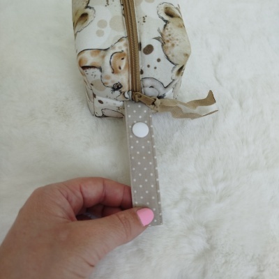 Estojo de tecido com padrão de animais e fecho de correr castanho