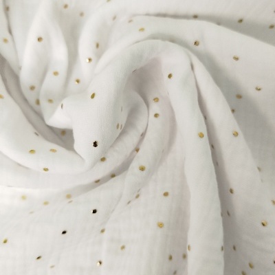 Tecido branco com pontos dourados em textura suave