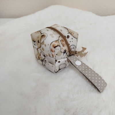 Bolsa cúbica em tecido com padrão de desenhos infantis de animais e alça de bolinhas
