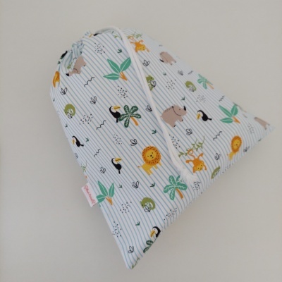 Almofada infantil com estampado de animais e plantas em riscas azuis