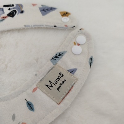 Babete para bebé com padrão de folhas e botões de pressão brancos