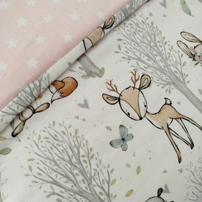 Tecido infantil com padrão de animais da floresta e tecido rosa com estrelas brancas