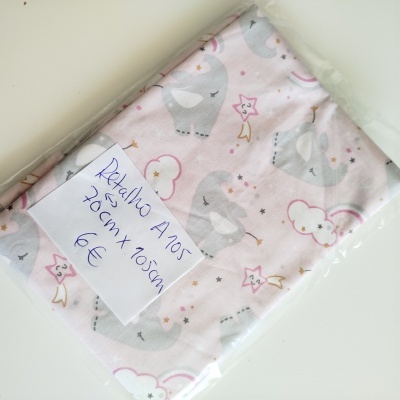 Retalho de tecido rosa com elefantes cinzentos e estrelas em embalagem de plástico com etiqueta de preço