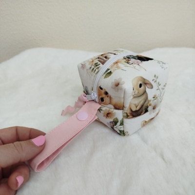 Mini bolsa cúbica com estampado de coelhos e flores