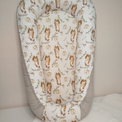 Ninho para bebé com padrão de ursos castanhos e flores em tecido branco e bordas cinzentas