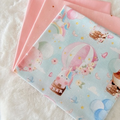 Tecidos rosa e estampado com unicórnios e balões