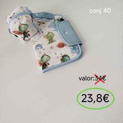 Carteira e bolsa com padrão de dinossauros verdes e estrelas, com preço 23,8€