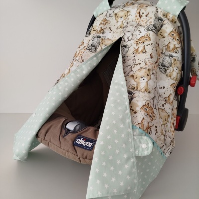 Capa protectora para cadeira de bebé com padrão animal e tecido verde-água com estrelas