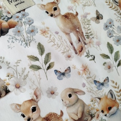 Tecido branco com padrão de animais fofos e flores coloridas com etiqueta