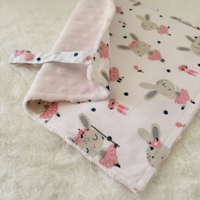 Toalhete dupla face para bebé com estampado de coelhinhos e tecido macio rosa.