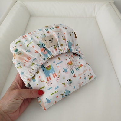 Lençol branco estampado para berço com elástico e etiqueta Mamã printinha