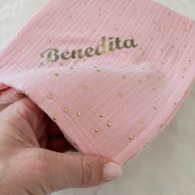 Pano rosa com bolinhas douradas e texto Benedita