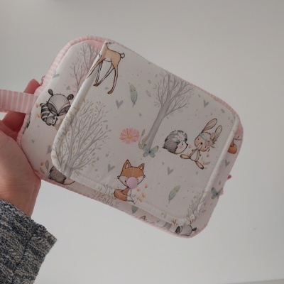 Carteira em tecido com padrão de animais e árvores em tons pastel