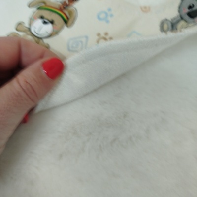 Manta para bebé com padrão de cães desenhados e tecido branco macio