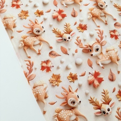 Tecido decorativo com veados e folhas de outono em tons quentes sobre fundo claro