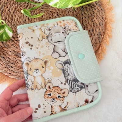 Carteira ou estojo têxtil com ilustrações de animais bebés e fecho verde claro com bolinhas brancas