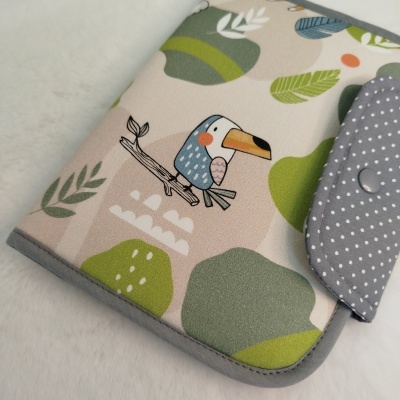 Estojo colorido com desenho de tucano e fecho cinzento