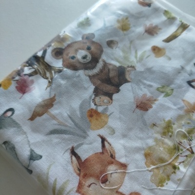 Tecido branco com estampado de animais da floresta e elementos naturais