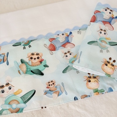 tecido infantil com padrão de animais pilotando aviões em tons pastel