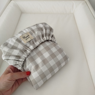 Lençol com elástico xadrez cinza e branco para berço com etiqueta Mamã printinha.