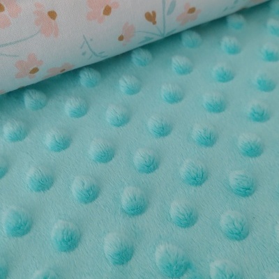 tecidos branco floral e azul turquesa com textura de bolinhas