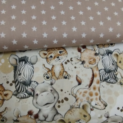 tecido com padrão de animais bebés e tecido com estrelas brancas sobre fundo castanho