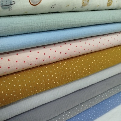 Pilha de tecidos coloridos com diferentes padrões e texturas