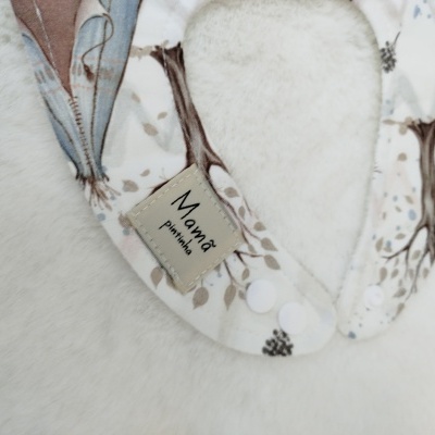 Babete estampado com árvores, interior felpudo e etiqueta 'Mama pintinha'