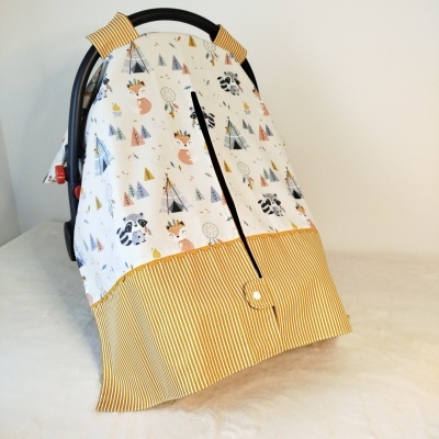 Capa para cadeirinha de bebé com padrão de animais e riscas amarelo e branco