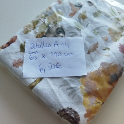 tecido estampado de animais e plantas embalado com etiqueta manuscrita