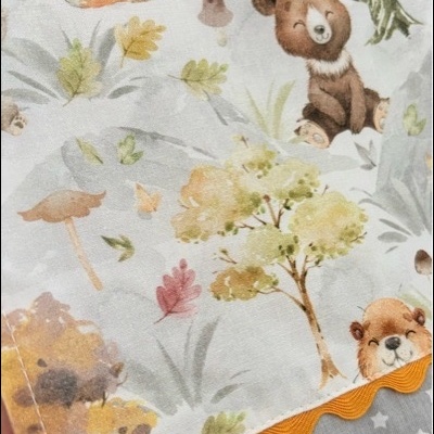 Tecido infantil com padrão de animais e natureza, borda ondulada laranja