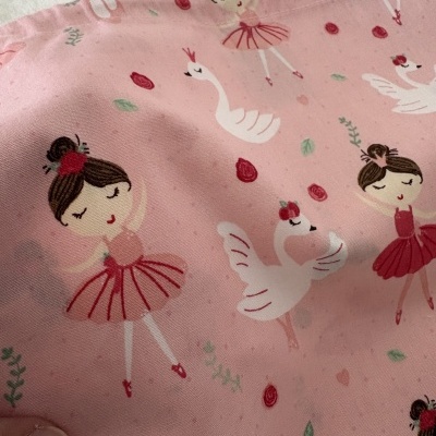 Tecido cor-de-rosa com desenho de bailarinas e cisnes