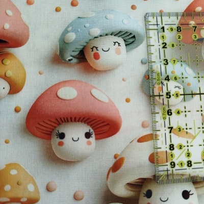 Tecido com padrão de cogumelos cartoon coloridos e régua translúcida
